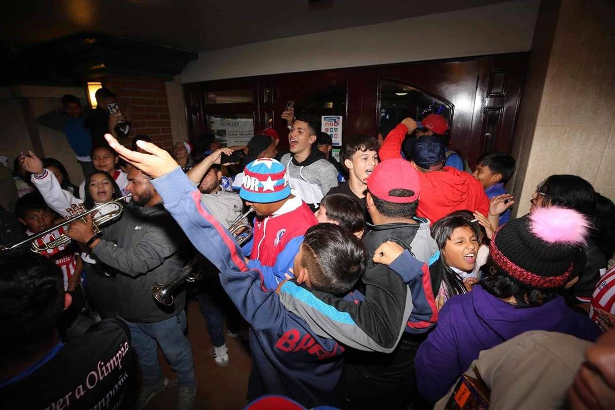 El lente de Diario La Prensa captó los mejores instantes del banderazo previo a la final de este jueves a las 7 de la noche.