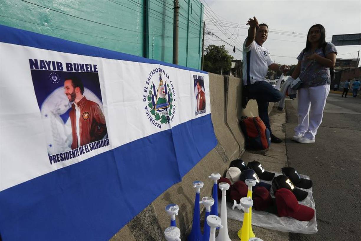 Desde temprano en la mañana de este sábado la bandera y el rostro de Bukele ha inundado las calles de San Salvador.