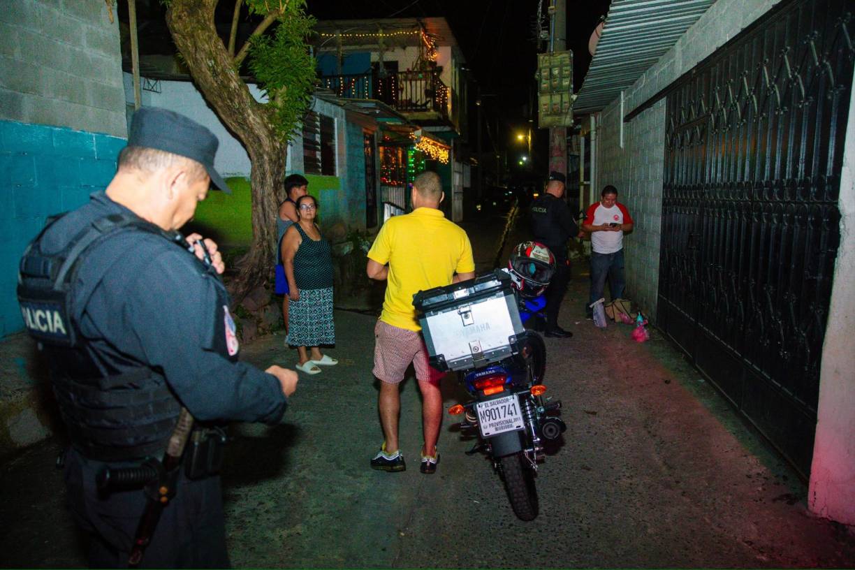 Diversas organizaciones humanitarias han recibido más de 6.400 denuncias de violaciones a derechos humanos, principalmente por detenciones arbitrarias y torturas, y reportan más de 300 muertes de detenidos bajo custodia estatal, la mayoría con signos de violencia.