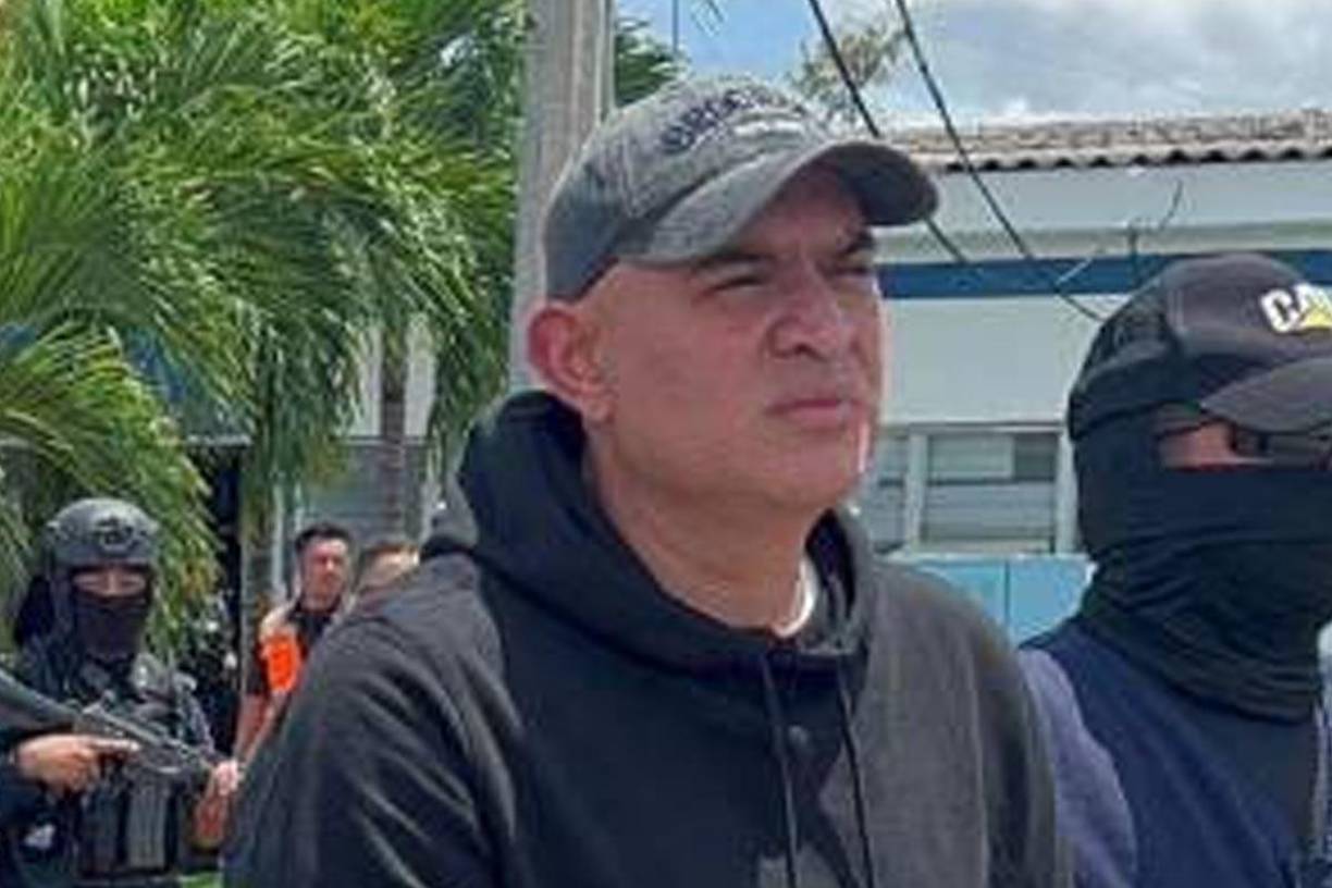 Estados Unidos acusa a Cálix de “conspiración para importar una sustancia controlada hacia esa nación desde un lugar fuera de la misma” y de “fabricar y distribuir esa sustancia controlada con la intención y el conocimiento de que sería importada ilegalmente al Estado requirente”.