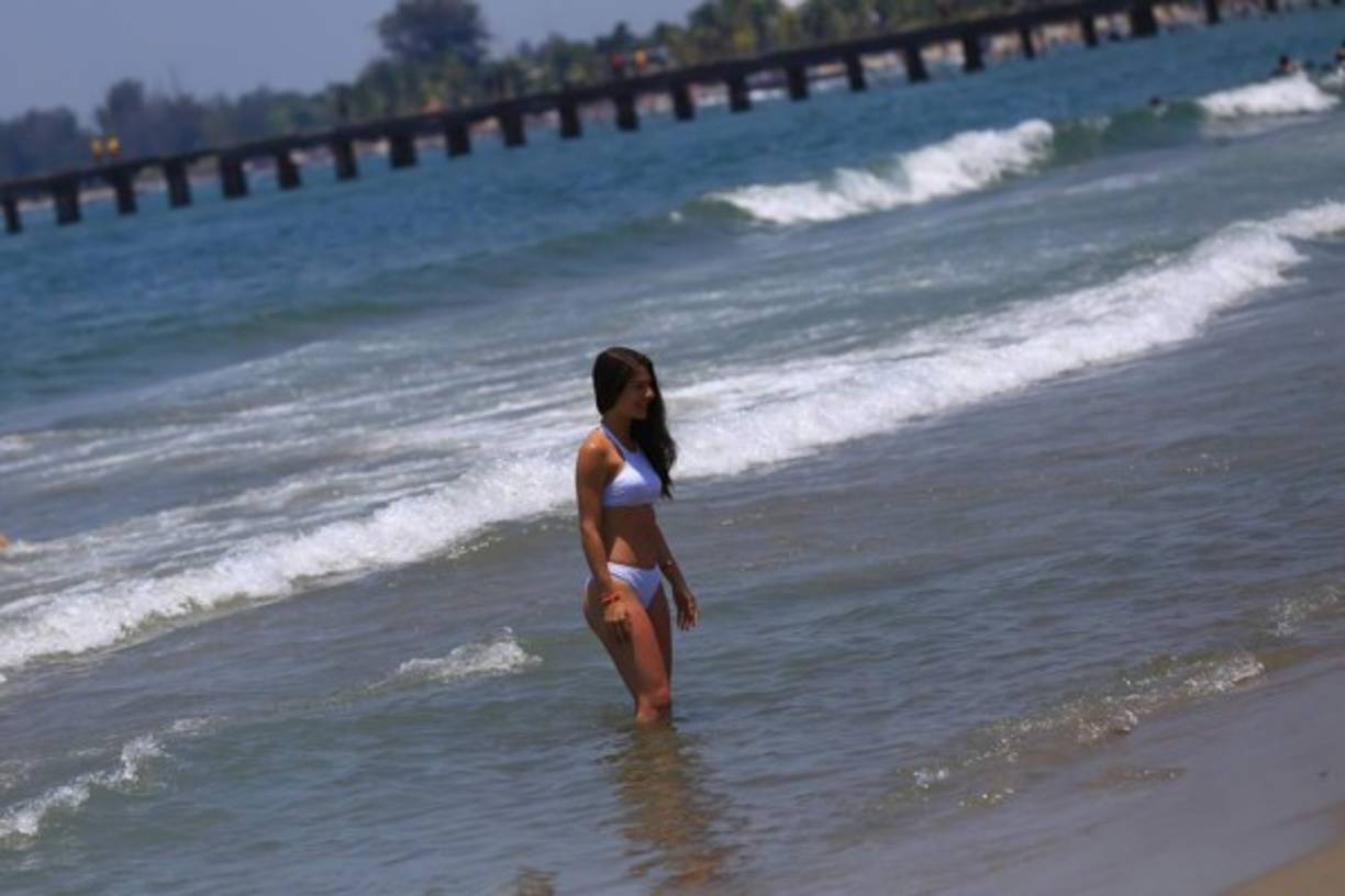 Las chicas aprovechan la belleza de los lugares turísticos de Honduras para retratarse y dar a conocer la riqueza cultural del país.