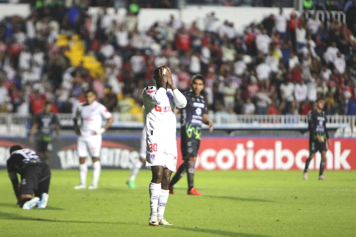 El lamento de Edwin Solani Solano tras la clara ocasión de gol que falló frente al arco del Antigua.