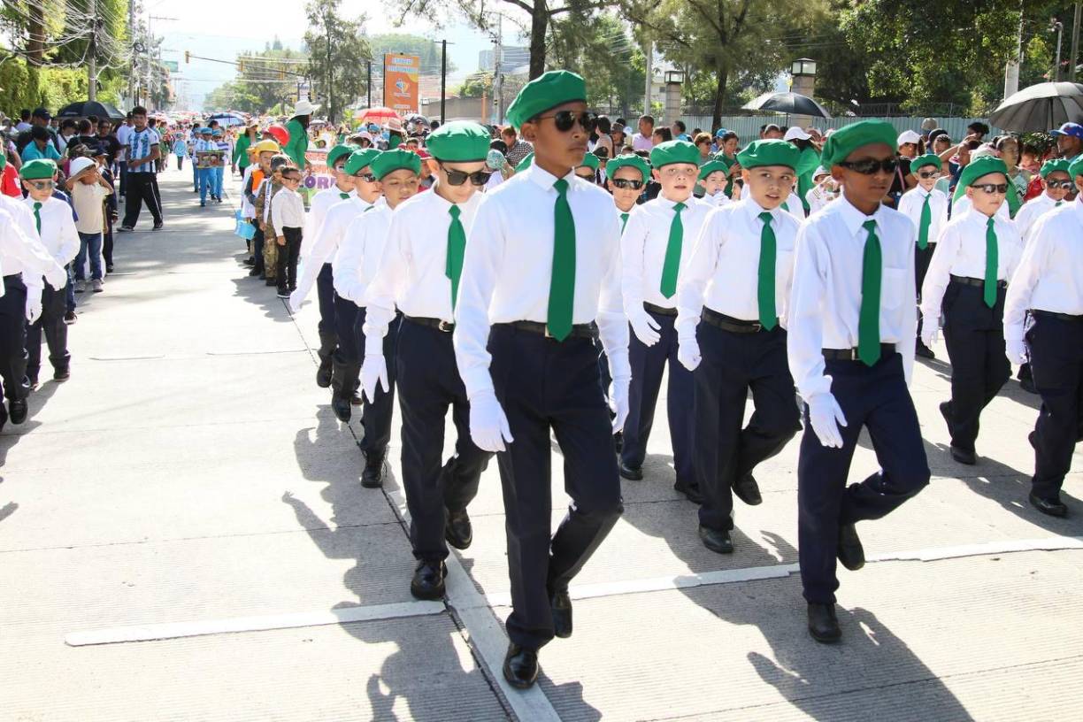 En otras ciudades de Honduras, también se llevaron a cabo los desfiles escolares, que son un ingrediente previo a los del 15 de septiembre, que es cuando salen los institutos de educación secundaria. 