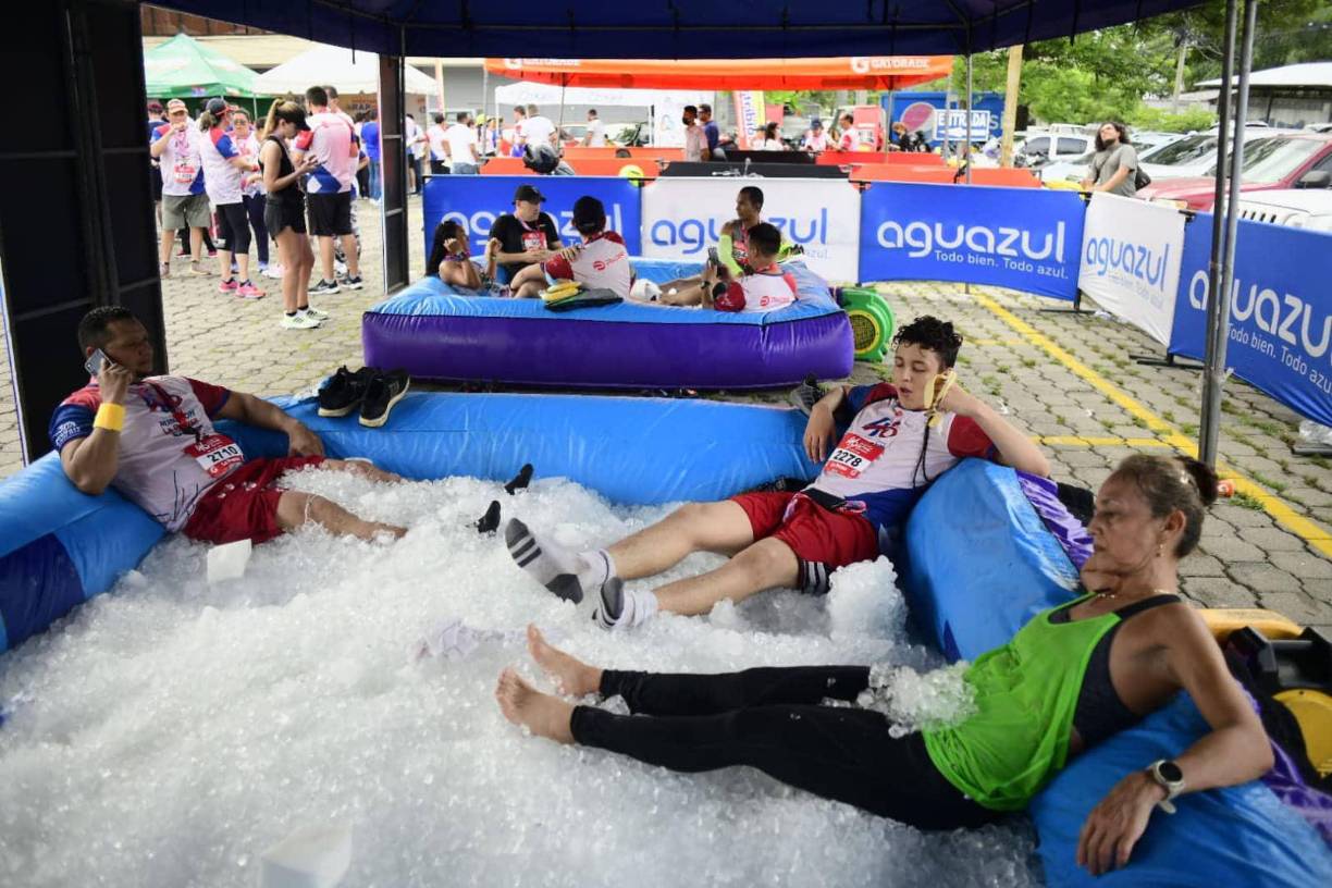 Tras cruzar la meta, los participantes realizaron algunos estiramientos ya que fue ardua carrera. 