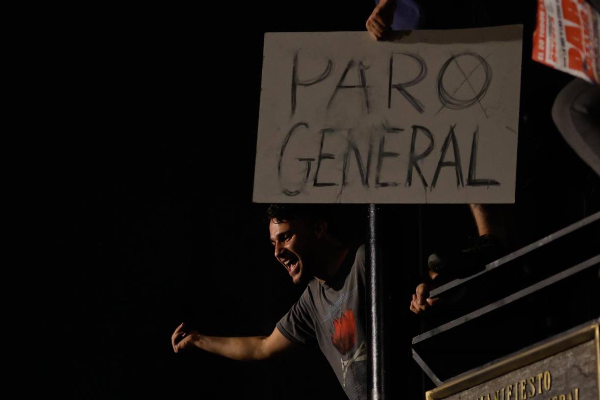 Esta circunstancia coloca en serios aprietos el afán del nuevo mandatario de poner en marcha un plan de estabilización mediante la aprobación de un decreto de necesidad urgente (DNU) que contiene más de 300 reformas con las que pretende, de un plumazo, sentar las bases para la reconstrucción de la economía argentina mediante la desregulación económica y la reversión del déficit fiscal. 