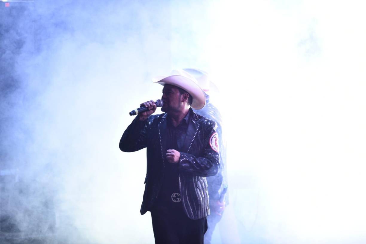 Sampedranos cantan y bailan al ritmo de El Trono de México