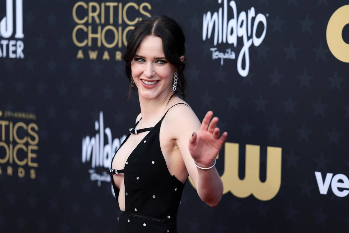  Rachel Brosnahan fue una de las más halagadas por su elección muy sensual y elegante.