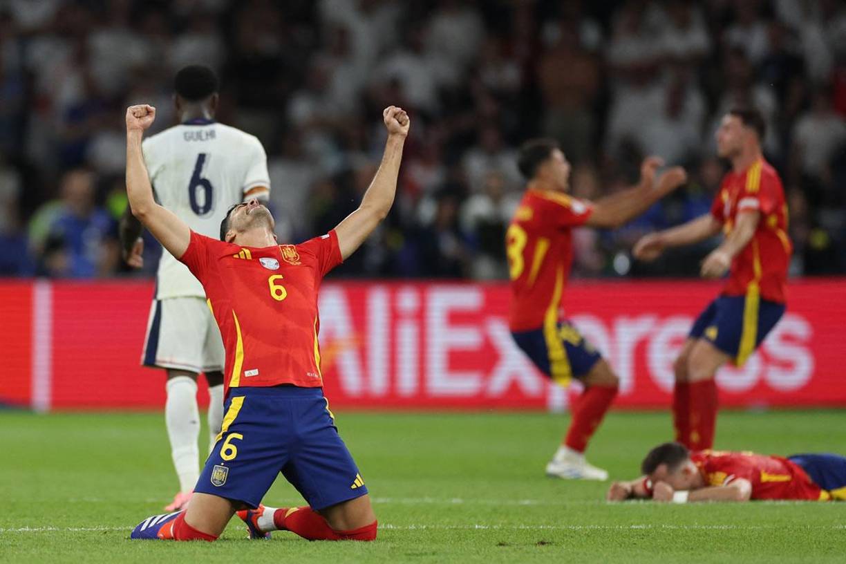 La celebración de los jugadores de España tras el pitazo final del partido.