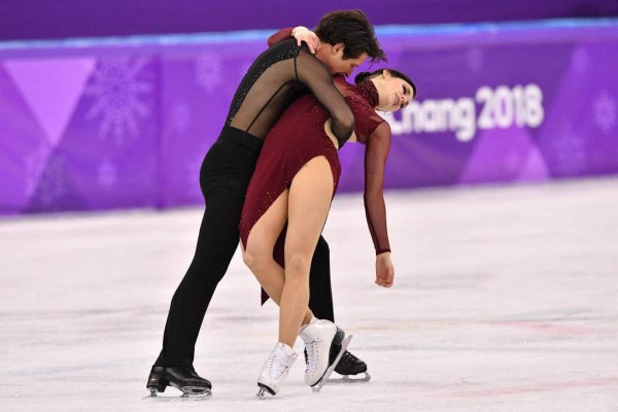 La pareja se vio obligado a eliminar algunas posturas de su rutina a petición del Comité Olímpico que las considero demasiado atrevidas para la audiencia del evento.