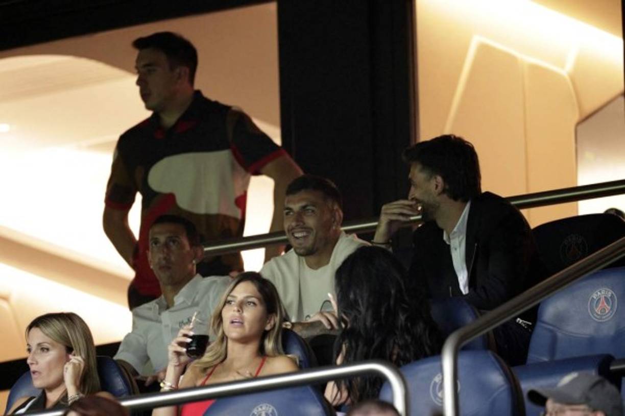 Ángel Di María, Leandro Paredes y Javier Pastore en el palco del PSG.