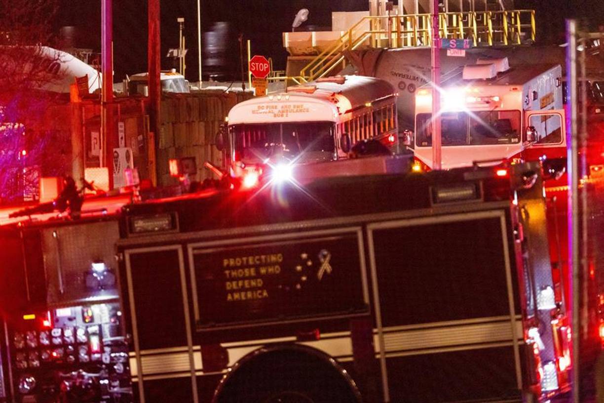 Según las autoridades, el helicóptero militar “seguía un patrón estándar” y el avión de American Eagle también estaba en una trayectoria normal de aproximación al aeropuerto, aunque concedieron que algo ocurrió para ocasionar el accidente que ahora están investigando las autoridades.