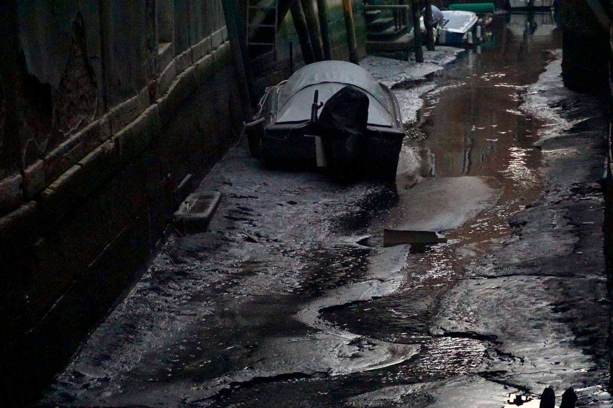 Un fenómeno de bajas mareas seca a los canales de Venecia
