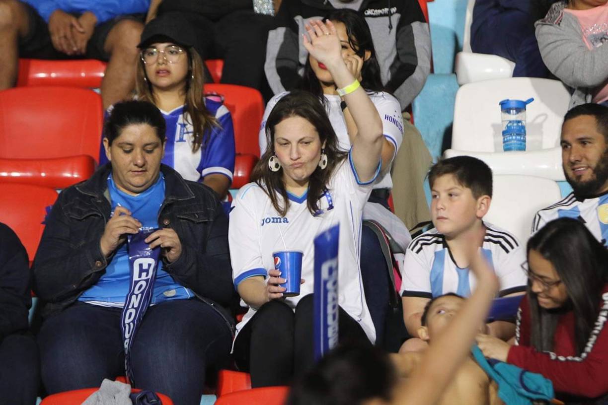 Muchos de los aficionados llegaron al estadio Nacional con camisetas de la Selección de Honduras, donde ‘Rambo‘ de León dejó su huella.