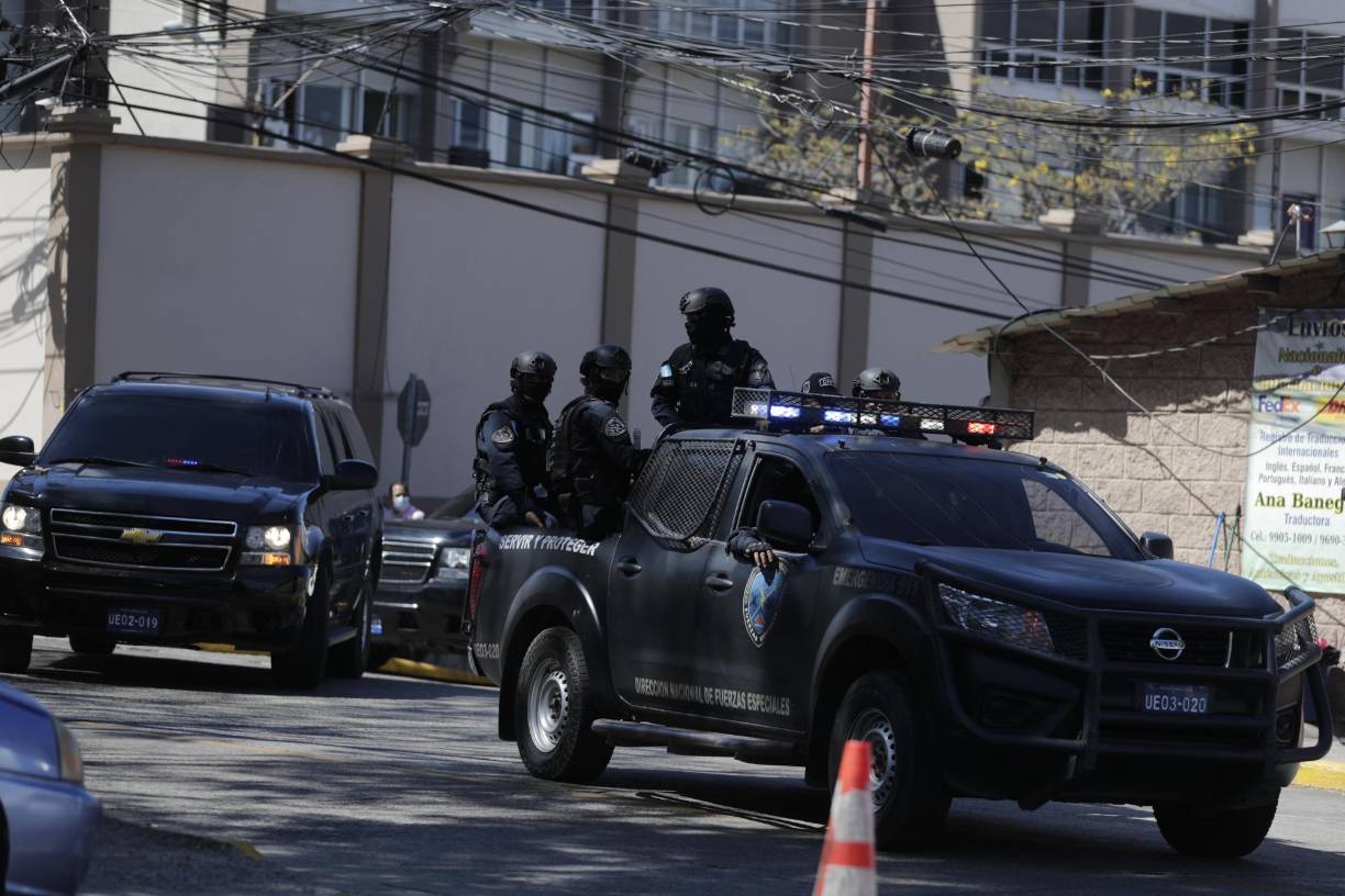  El exgobernante fue capturado el 15 de febrero en su domicilio en Tegucigalpa, un día después de que la embajada de Estados Unidos solicitó, a través de la Cancillería hondureña, su “formal arresto provisional”, con fines de “extradición”, por delitos de narcotráfico y uso de armas.