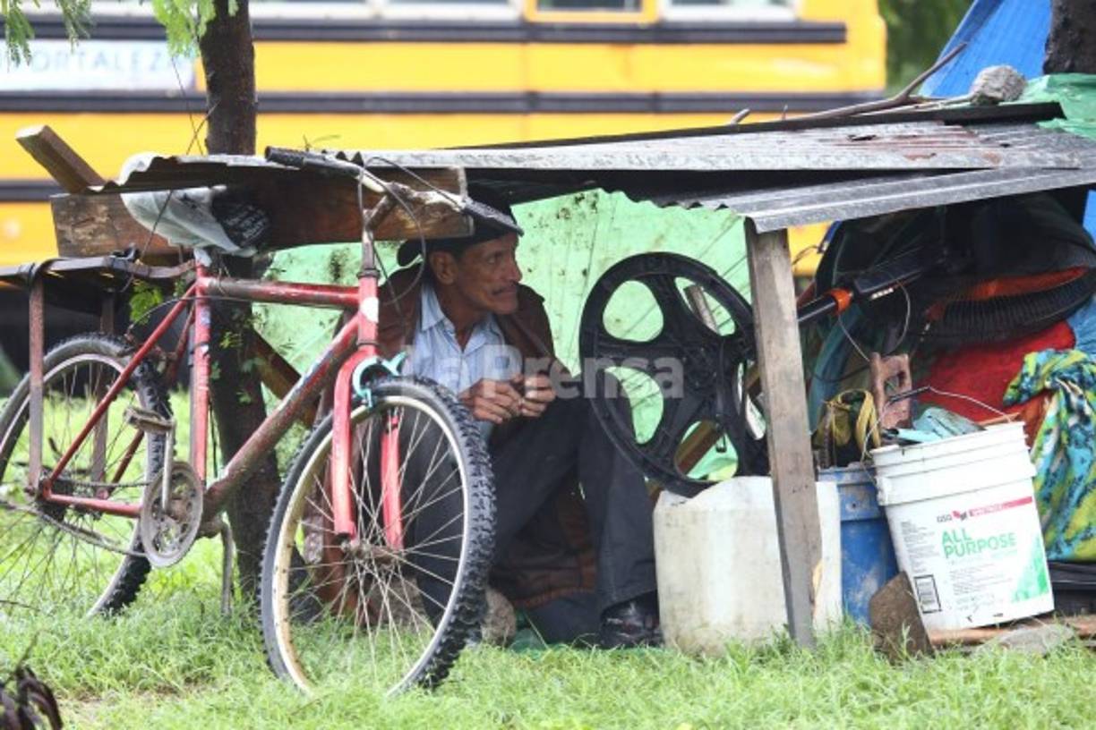 Los pobladores sacaron lo poco que pudieron. La noche la pasaron en vela ante el anuncio de una nueva crecida del Chamelecón.