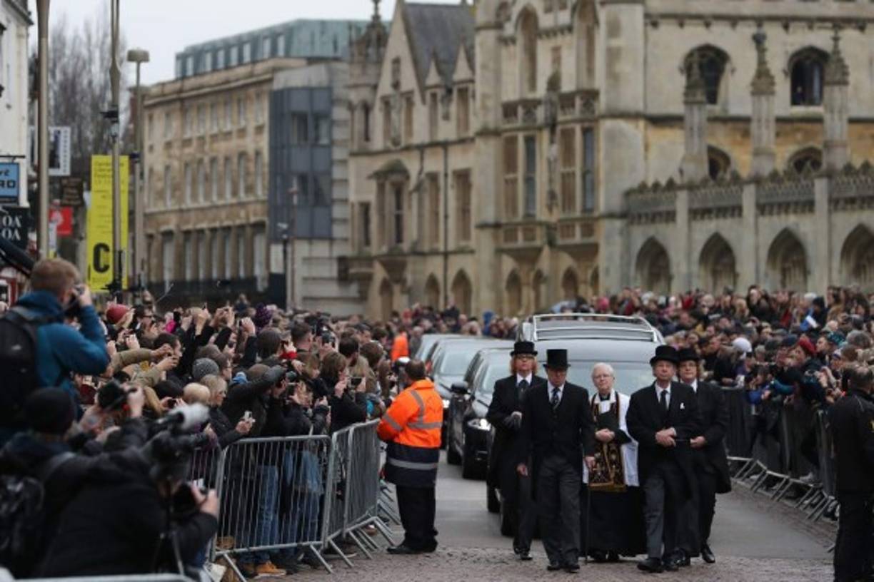 La ciudad universitaria de Cambridge se vistió de luto para despedir a uno de los científicos más importantes de los últimos tiempos. La procesión fúnebre de Stephen Hawking recorrió sus calles para llevar sus restos a la iglesia Saint Mary the Great. <br/>Hawking, que se consideraba a sí mismo ateo, trabajó en Cambridge durante más de medio siglo.