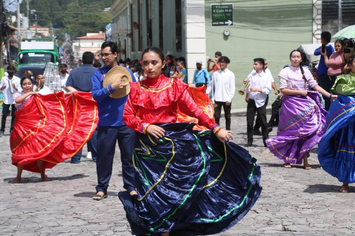 Los cuadros de danza también participaron de esta fiesta patronal.