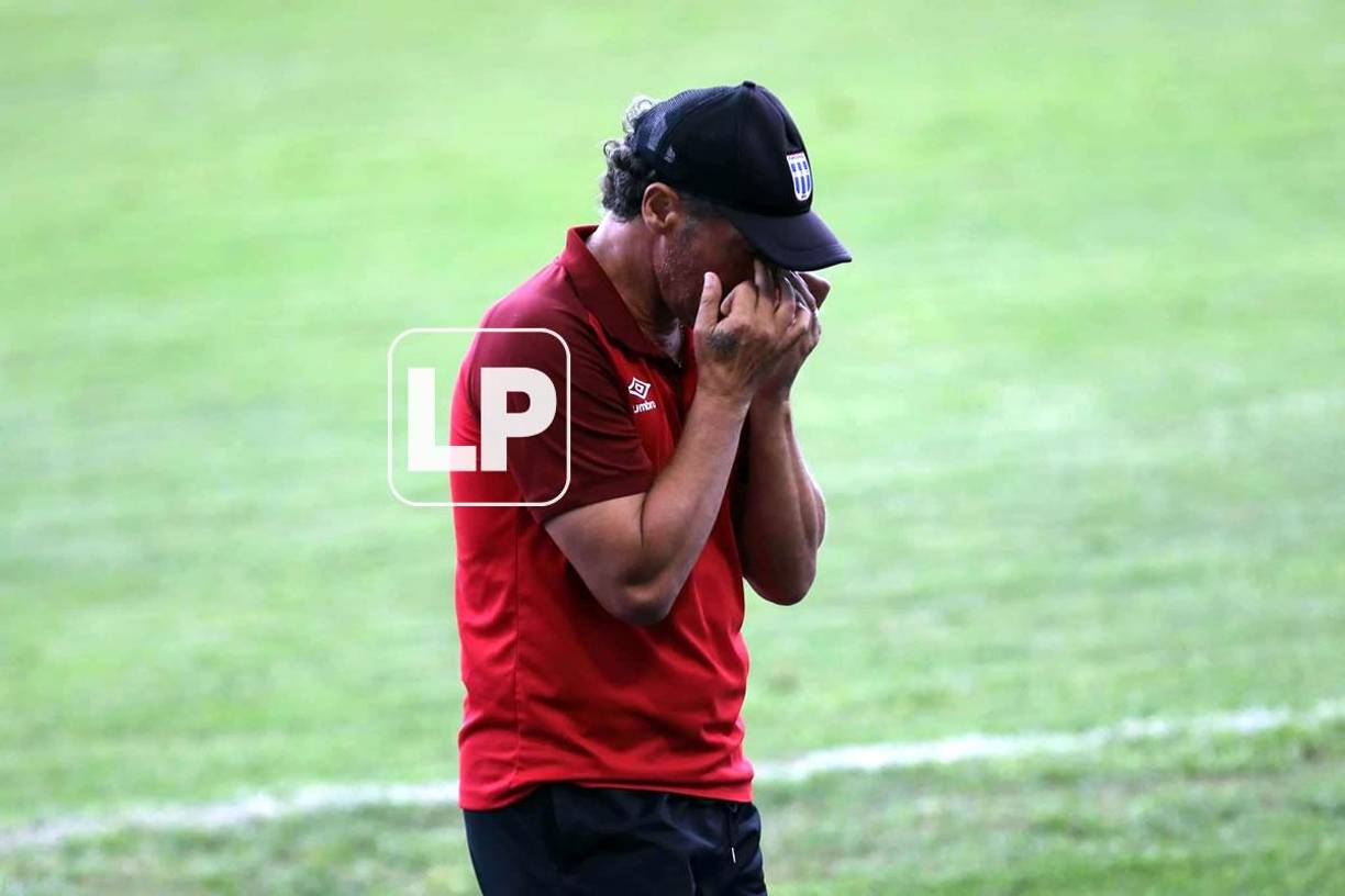 La frustración de Pedro Troglio por el empate ante el Honduras Progreso.