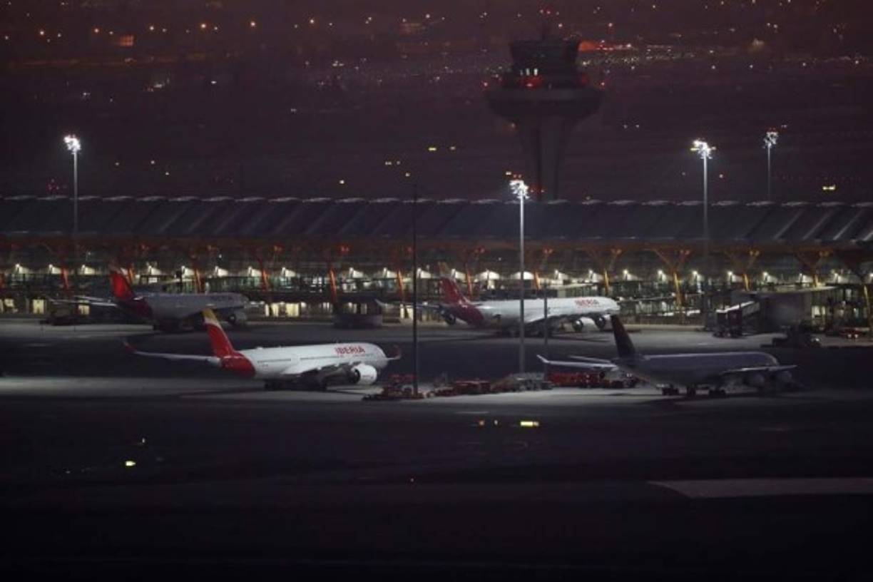 Este lunes fue un día complicado en el aeropuerto de Madrid, ya que, además de la intensa niebla que cubrió la ciudad durante la mañana, se tuvo que cerrar el espacio aéreo durante cerca de dos horas por la presencia de un dron y se desviaron un total de 26 vuelos, aunque se mantuvo activa una pista para permitir el aterrizaje de los aviones con poco combustible.