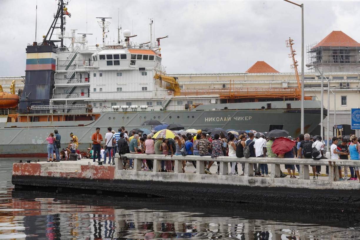 “Es algo bastante emocionante. Es una oportunidad única para muchas personas y es algo superbonito”, le cuenta a EFE la madre, que se enteró de las visitas un día antes tras salir de su trabajo en el Museo de Bellas Artes de la capital cubana. 