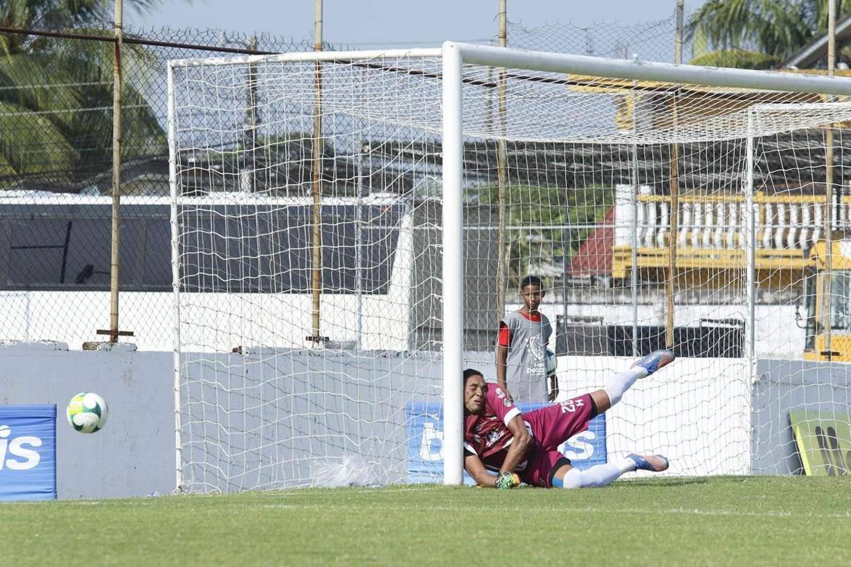 El portero del Platense, Sandro Cárcamo, se llevó un tremendo golpe en el rostro al impactar en el vertical luego de parar un disparo de Alexander Bodden.