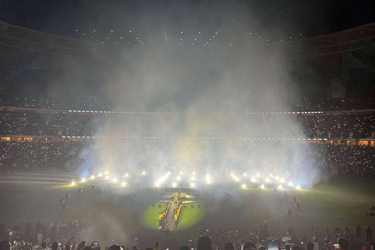 En el terreno de juego se veía un “KB9” realizado mediante luces.