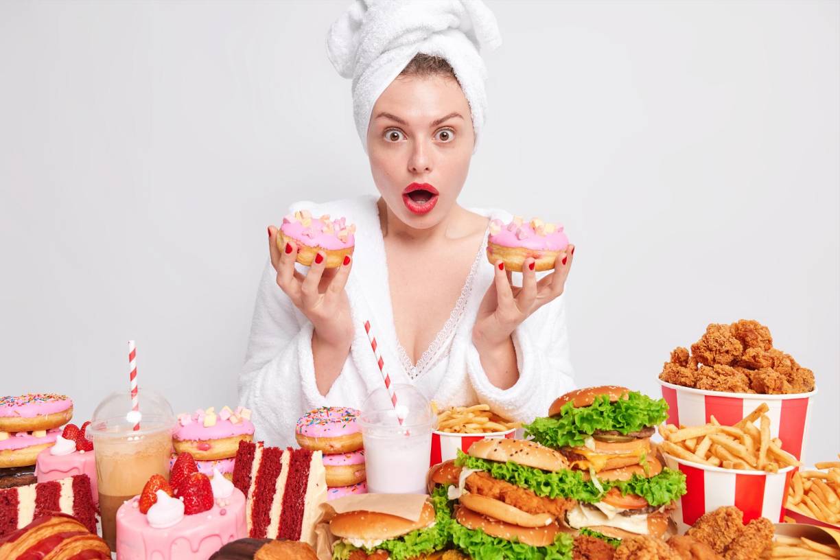 Los alimentos ricos en grasas, azúcar y sal son sencillamente muy agradables de comer. Y no te pasa solo a ti: hemos<b> evolucionado de esa manera</b>. Estos alimentos activan el <b>sistema de recompensa</b> del cerebro porque en el pasado eran escasos. Ahora, están por todas partes. En las sociedades modernas ricas, nos bombardean con publicidad que nos recuerda intencionalmente la apariencia, el olor y el sabor de los alimentos ricos en calorías. Y en respuesta a estas poderosas señales, nuestros cerebros responden tal como están diseñados para hacerlo, desencadenando un intenso deseo de comerlos.