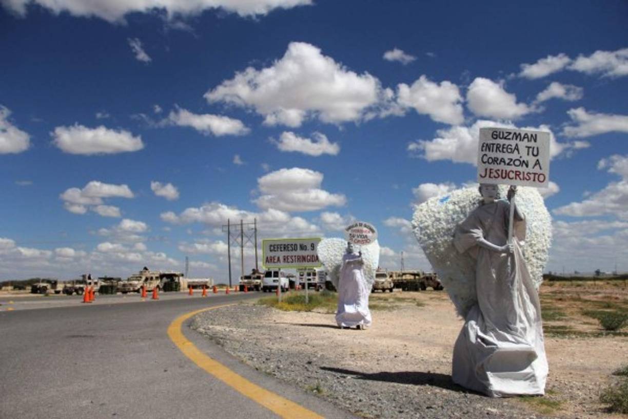 Apostados frente a la cárcel de máxima segurida, 'los ángeles' captaron la atención de medios locales e internacionales.