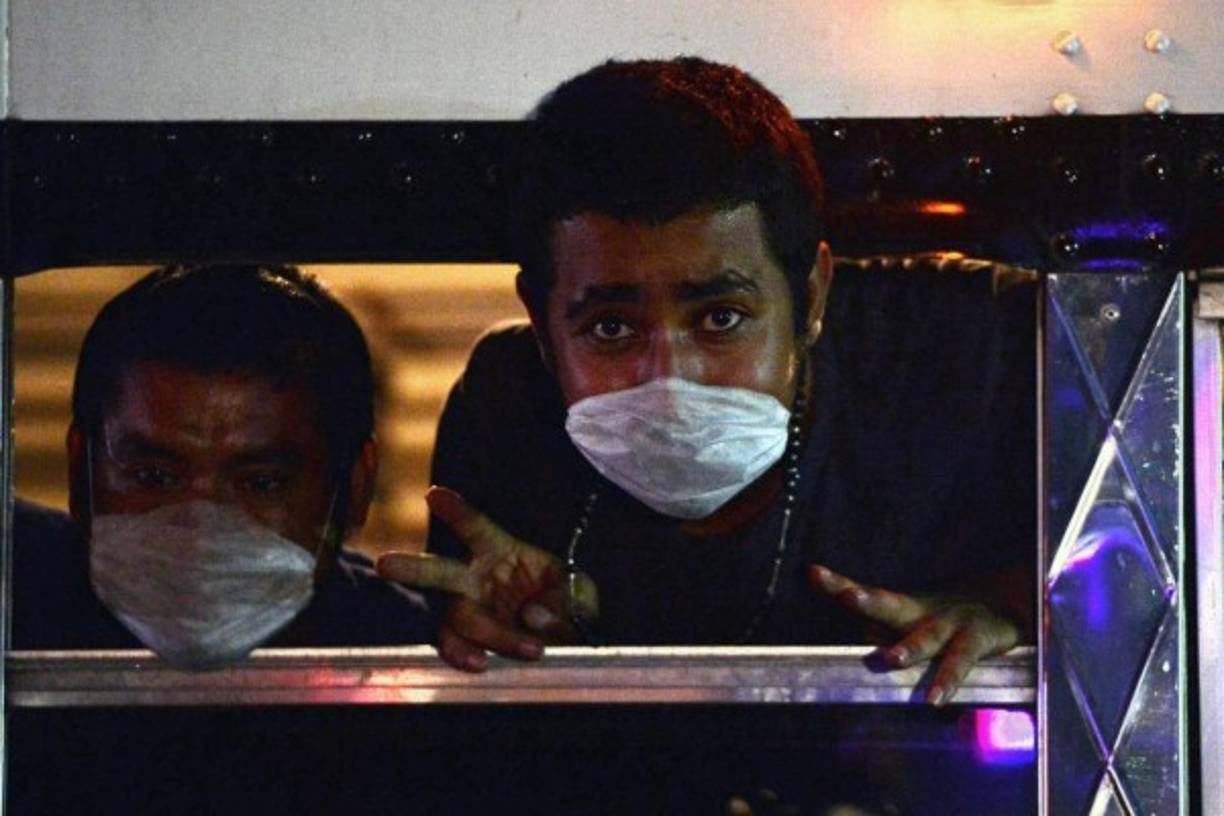 Honduran migrants deported from Mexico, wait in a bus before being quarantined to prevent the spread of the COVID-19 coronavirus, upon arrival at Toncontin international airport in Tegucigalpa, on April 14, 2020. (Photo by ORLANDO SIERRA / AFP)