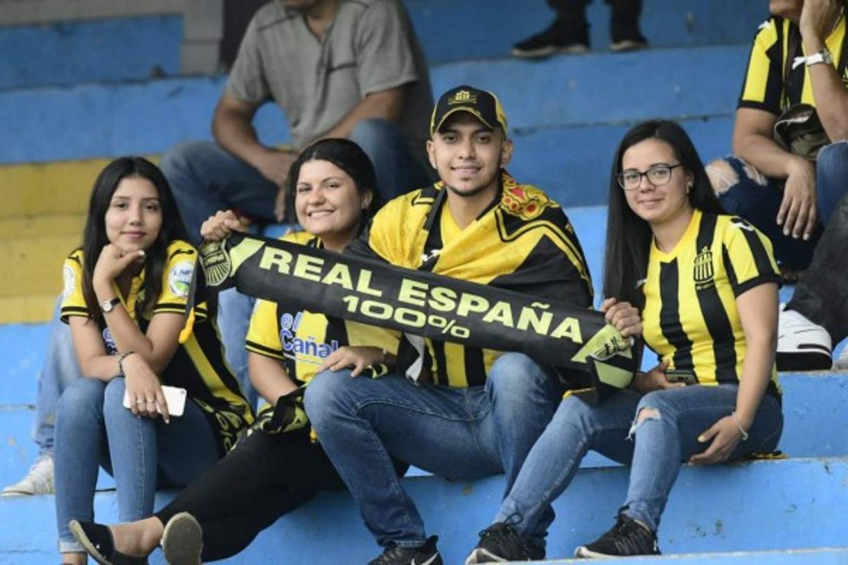 Gran ambiente pusieron los aficionados del Real España en las gradas del Morazán.