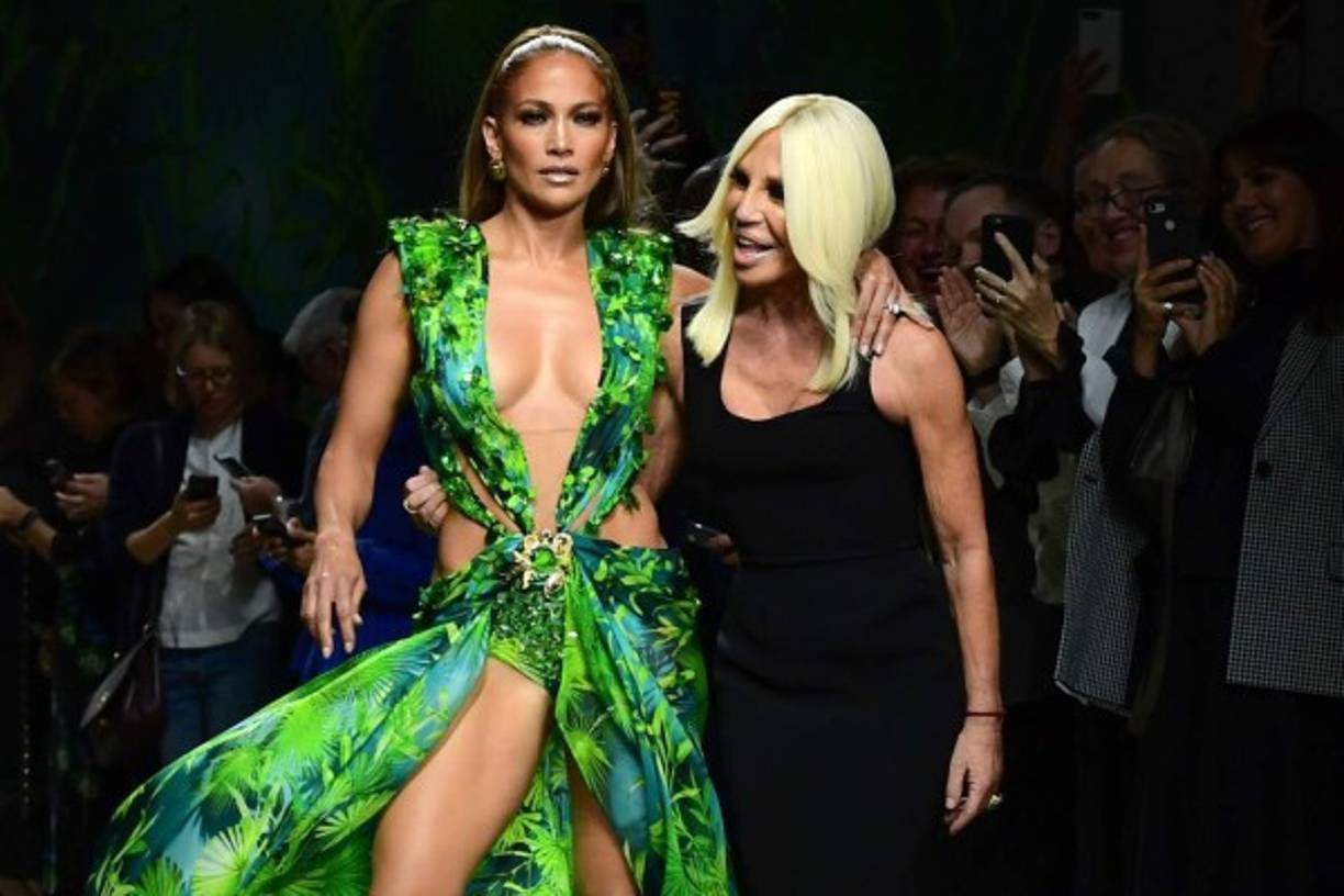 JLo lució su escultural figura con el exuberante vestido.