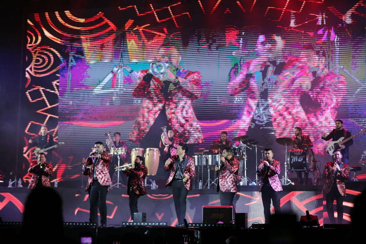 La noche transcurrió entre otros grandes éxitos como “El color de tus ojos”, “Por este amor”, “Se va muriendo mi alma”, “Mentira no es” y “Punto y aparte”. Hasta que el deseo de que la jornada quedara guardada en la memoria de la multitud se volvió unánime al escucharse: “Queremos que esta sea una ‘Hermosa experiencia’ para todos ustedes”.