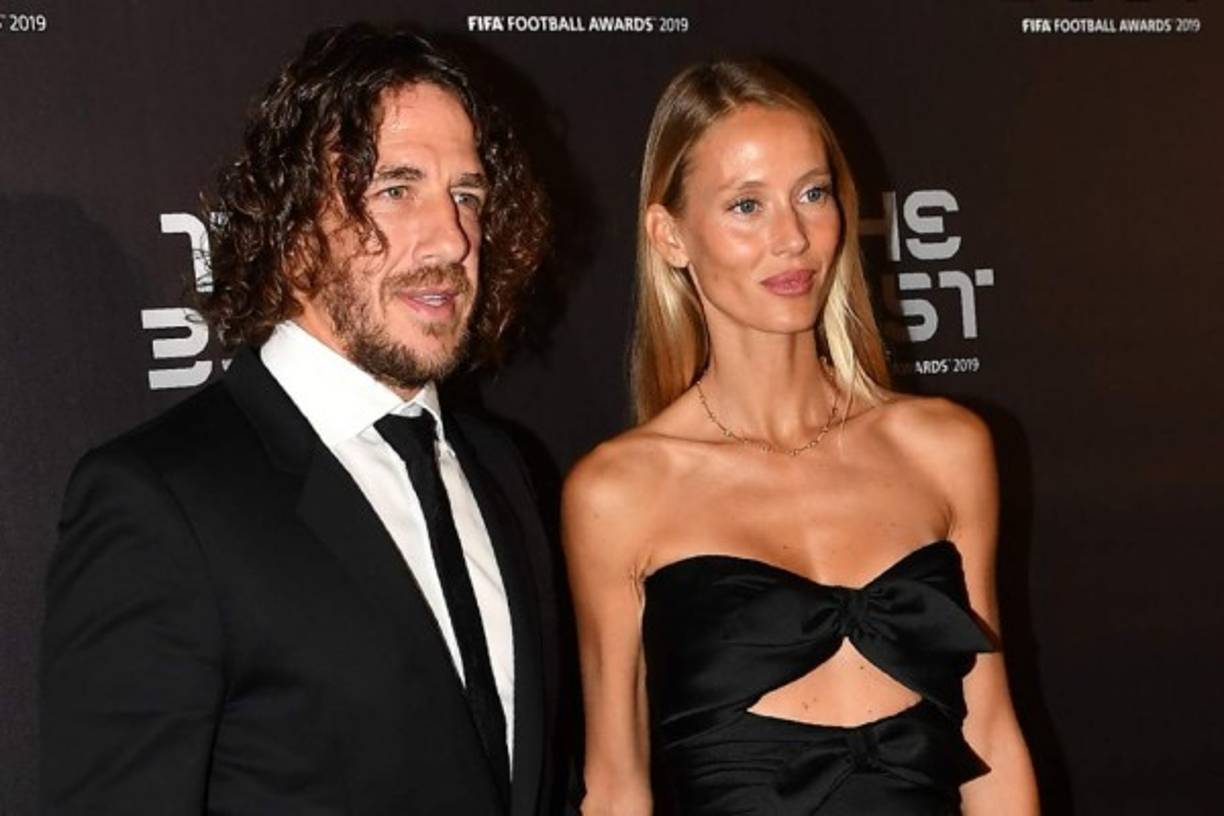 El exdefensor español Carles Puyol se hizo acompañar de su linda esposa.