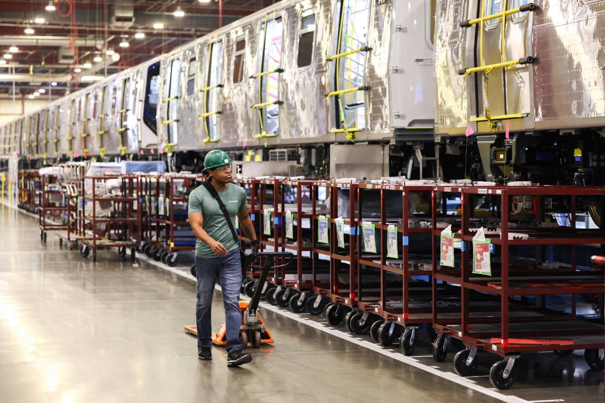 Ramiro Ávalos, un mexicano que trabaja allí desde hace dos años, inspecciona los vagones de metro que pronto entrarán en funcionamiento en Nueva York.