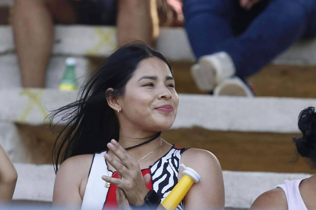 Lindas chicas pusieron el color en las gradas del estadio Francisco Martínez Durón de Tocoa.