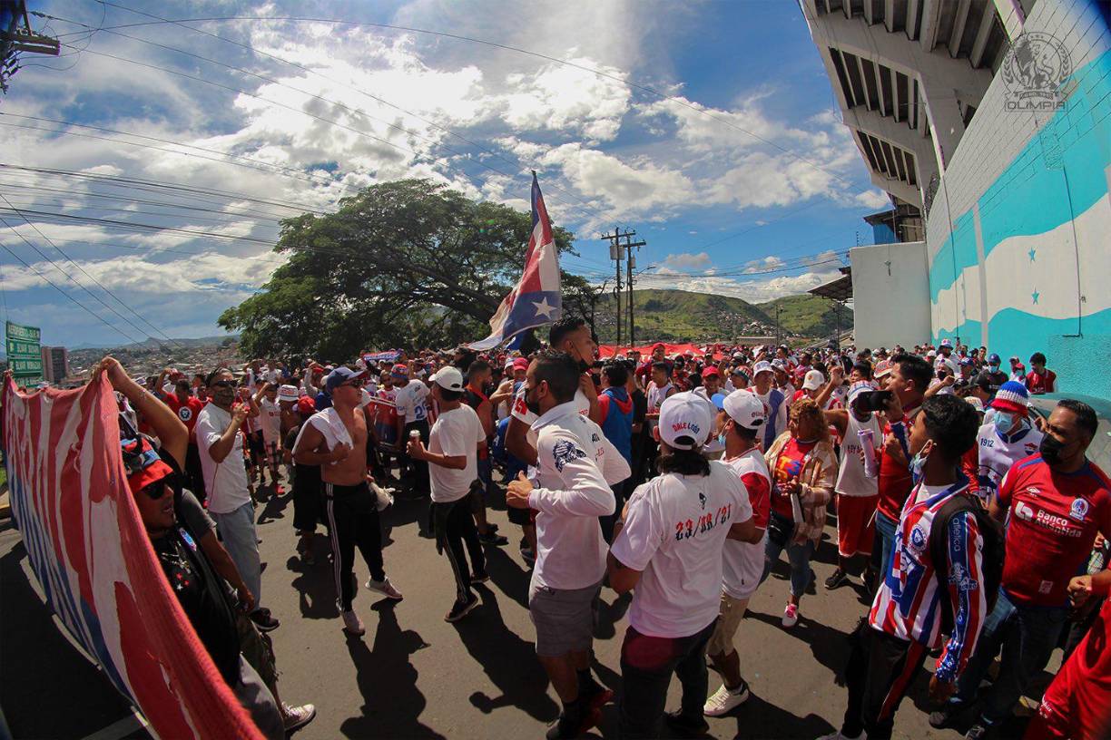 Una gran fiesta armaron los aficionados del Olimpia en las afueras del estadio Nacional Chelato Uclés.