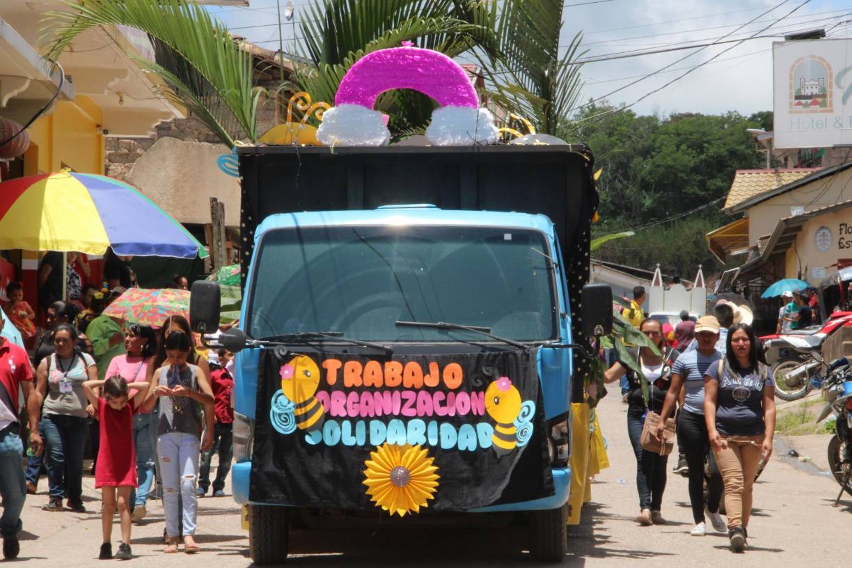 Además de honrar su patrimonio religioso y gastronómico, las carrozas rindieron homenaje al sector agrícola, que desempeña un papel fundamental en la economía local.