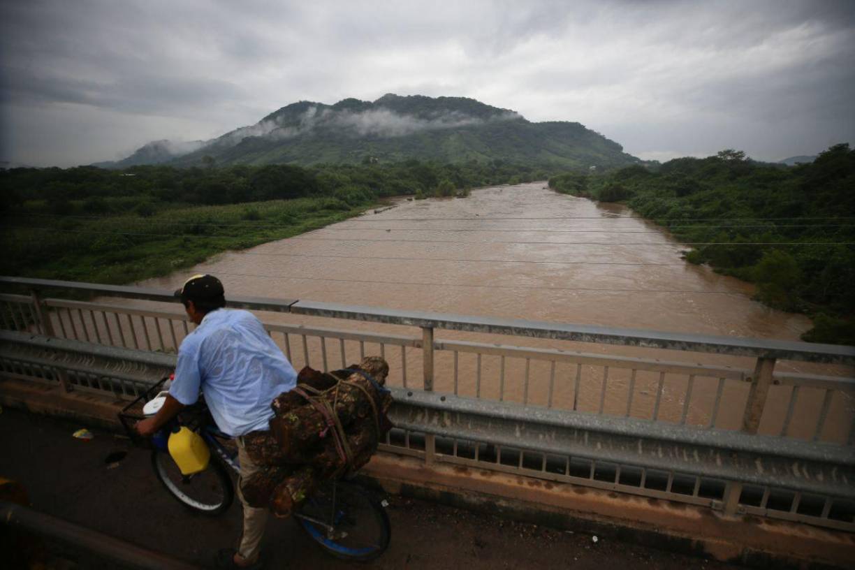 La Secretaría de Educación ha suspendido las clases presenciales en Valle, para evitar que niños y docentes pongan en riesgo sus vidas al cruzar ríos y quebradas, cuyos cauces han aumentado por las lluvias. 