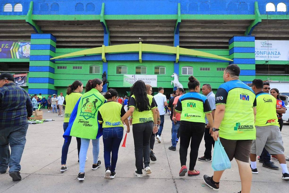 Ambiente del Olancho-Real España: bella novia de jugador y presentadora