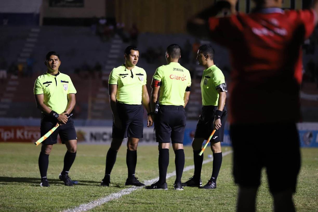 Los árbitros estuvieron a la espera que se restableciera la energía eléctrica en el estadio de La Ceiba. 