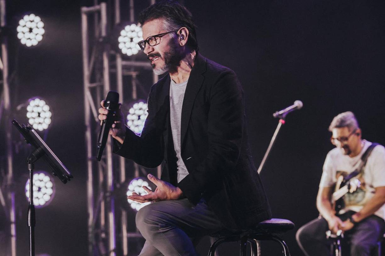 En un comunicado, Jesús Adrián Romero explicó que necesita descansar y cuidar su salud mental para poder seguir creando música y ofreciendo su arte al público. 