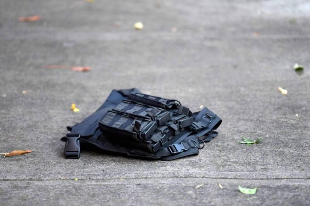 Cámaras de seguridad captaron el momento en que un camión se estaciona en medio del céntrico Paseo de la Reforma, en la lujosa zona de Lomas de Chapultepec, y de su interior bajan una veintena de individuos con armas largas para la emboscada. AFP