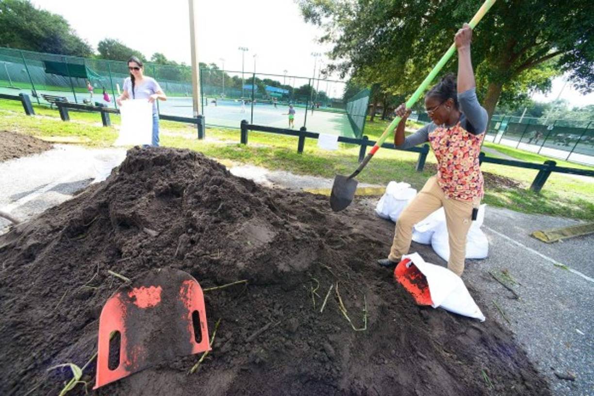 Se prevé que el ciclón golpeé este domingo por la noche o lunes por la madrugada algún punto del sur de Florida.