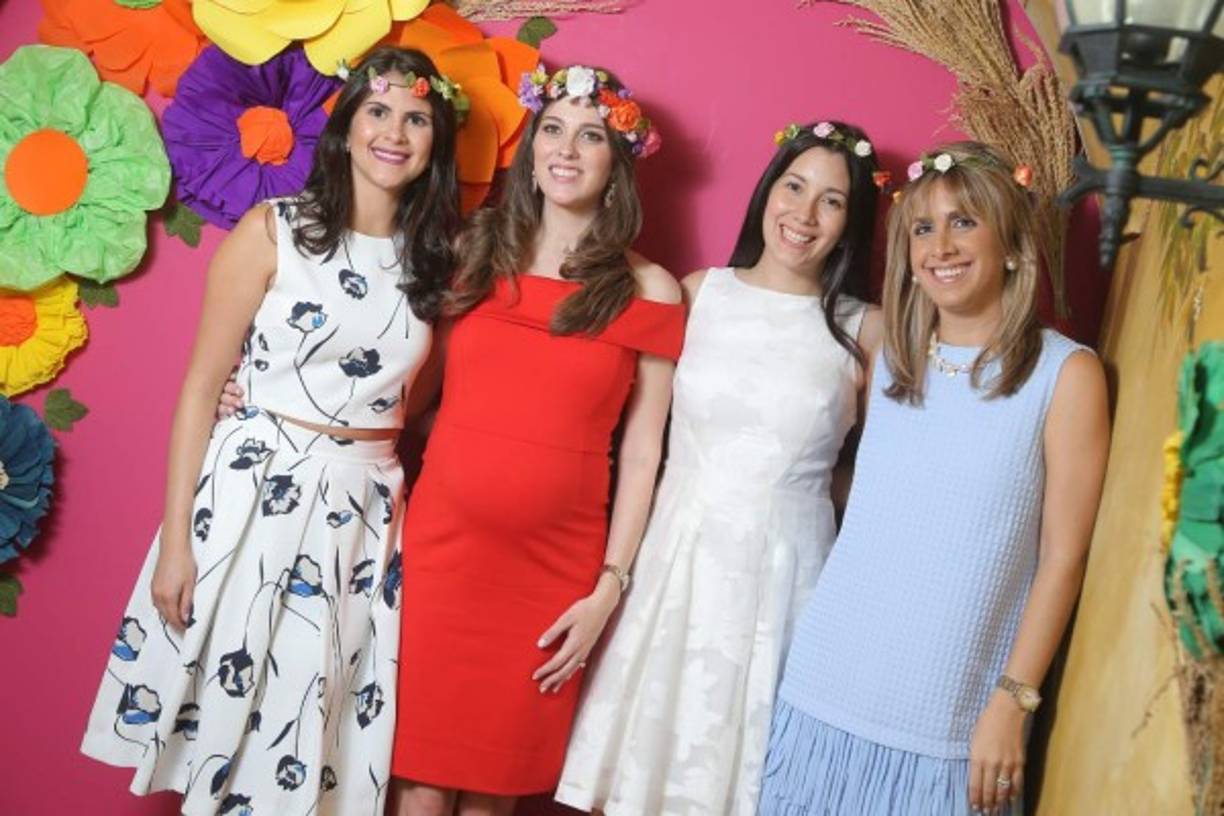 Natalie, Leila y Kristen Canahuati con Tania Burbara.