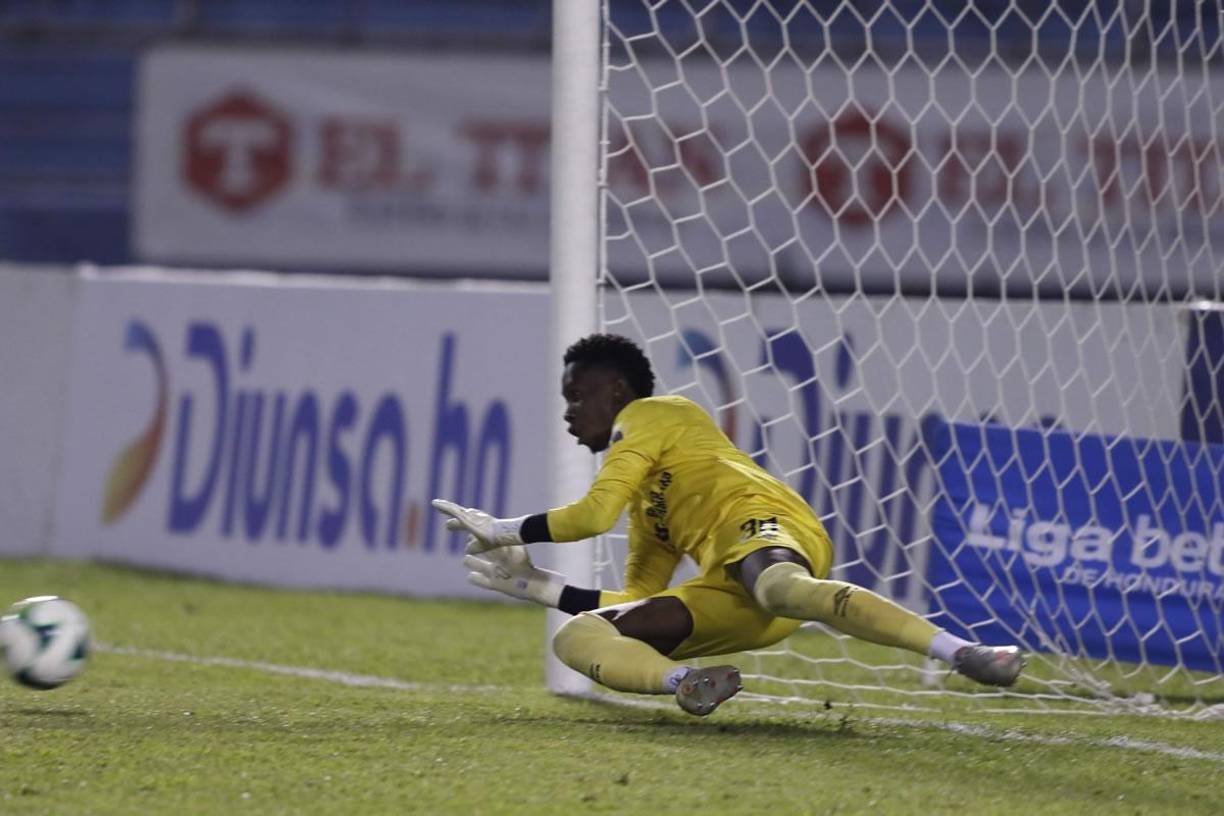 El portero Alex Güity le detuvo un penal a Clayvin Zúniga que pudo haber significado el 3-0 del Marathón.