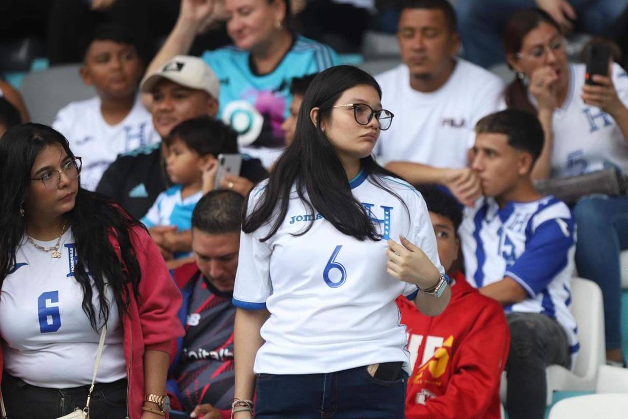 Lindas chicas y novia de figura: fotos del ambiente en el Honduras-Cuba