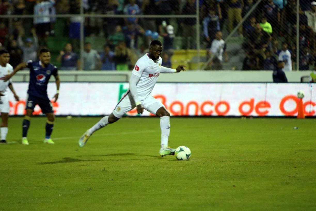 El colombiano Yustin Arboleda al momento de cobrar el penal para el gol que le dio el triunfo al Olimpia.