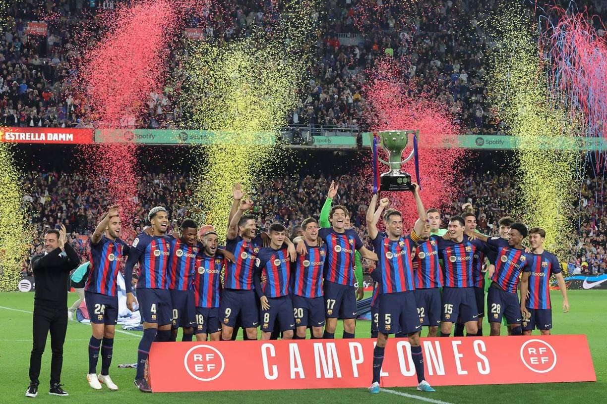 Los jugadores del FC Barcelona celebrando con el trofeo de campeones de la Liga Española 2022-2023.