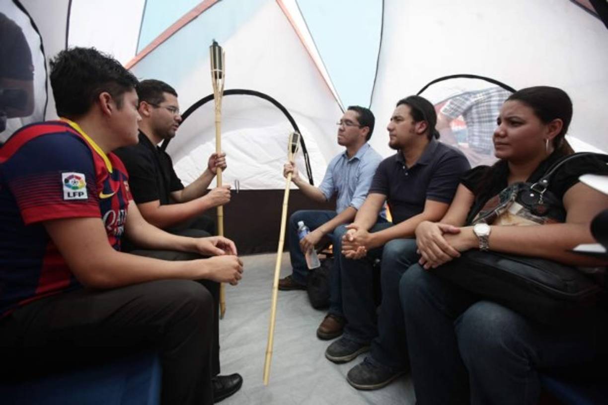 Una gráfica muestra algunos de los indignados que han llegado a Tegucigalpa a la huelga de hambre.