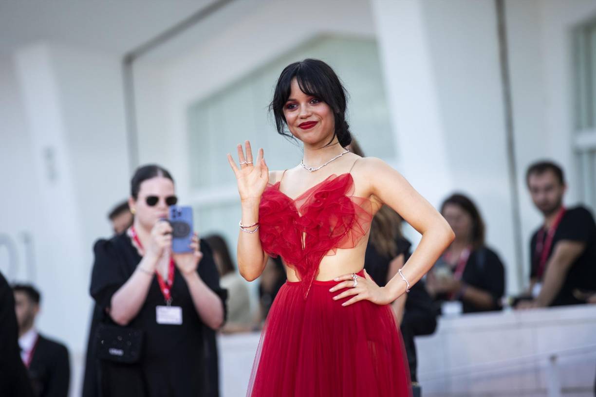 Jenna Ortega, actriz estadounidense de orígenes mexicanos y de 21 años, rindió homenaje a un vestido mítico de la carrera de Winona Ryder, con quien presenta en el festival la segunda película de “Beetlejuice” y donde da vida a su hija.